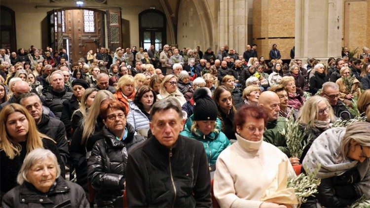 Vjernici na Cvjetnicu u zagrebačkoj katedrali (Foto: TUZGN)