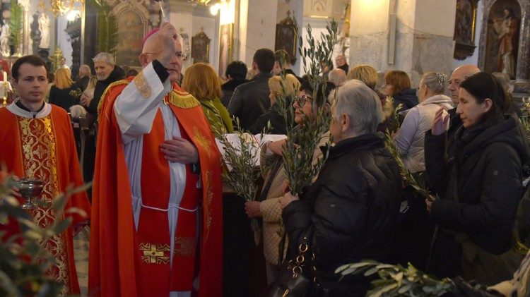 Riječki nadbiskup Mate Uzinić blagoslivlja maslinove grančice (Foto: Riječka nadbiskupija)
