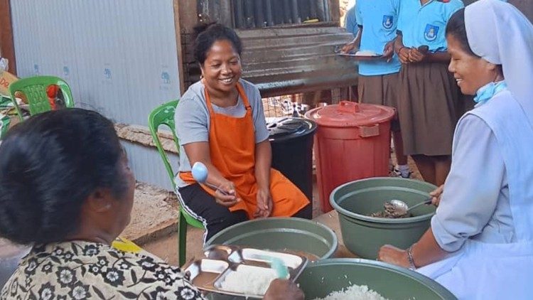 Alcune studentesse assistono alla preparazione del cibo