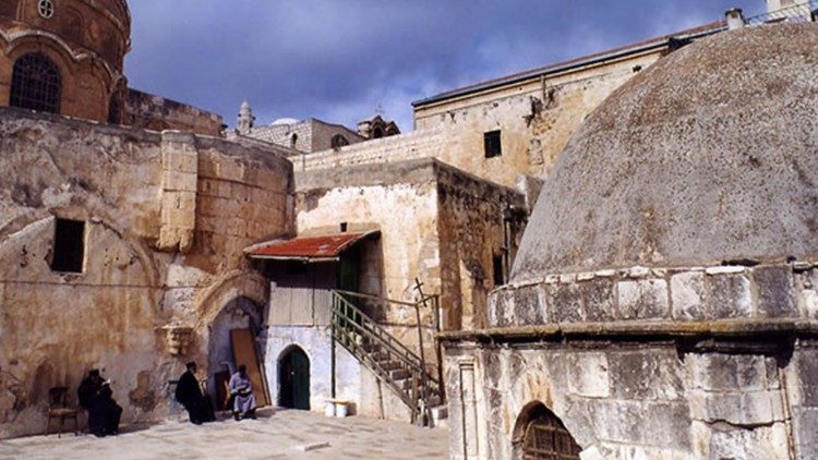 Етиопски монаси на покрива на базиликата близо до техния параклис