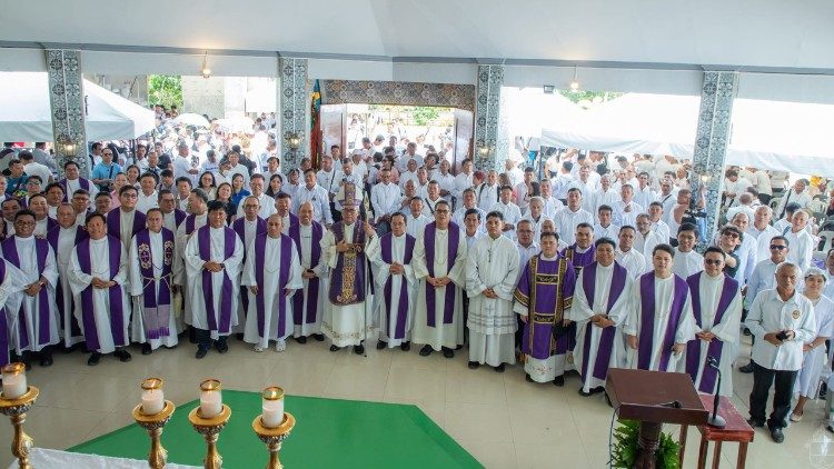 Priests, religious. government leaders and lay faithful participated in the celebration of  the mass.