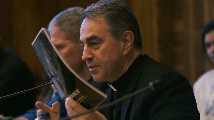 L'arcivescovo Ettore Balestrero durante la presentazione della pubblicazione