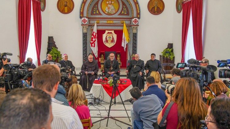 Lors de la conférence de presse conjointe du patriarche latin de Jérusalem et du Custode de Terre Sainte, mardi 31 mars 2026.