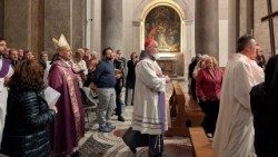 Os cardeais Reina e Mathieu durante a vigília na Basílica de Santa Cruz em Jerusalém, de Roma