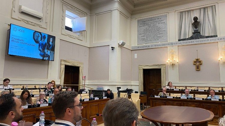 Un momento della conferenza ICCS nella Casina Pio IV