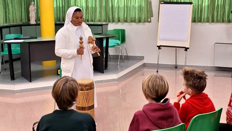 Suor Julie Eyaya, CSF, durante una lezione dimostrativa, inviata in missione dal Congo all'Italia