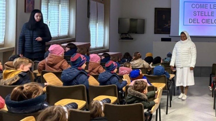 Suor Julie mentre insegna ai bambini a Bergamo.