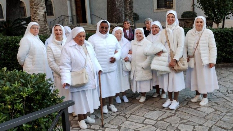 Suor Julie con la comunit&agrave; della Sacra Famiglia di Bergamo, in Italia