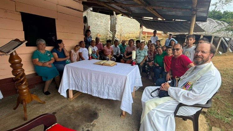 La missione di "Primo soccorso spirituale" ha mobilitato circa ottanta sacerdoti dell'Arcidiocesi di Bogot&agrave;, recatisi nelle zone colpite; tra le varie attivit&agrave;, hanno visitato case in rovina e chiese distrutte e hanno parlato con i residenti del luogo. (@Arcidiocesi di Bogot&agrave;)