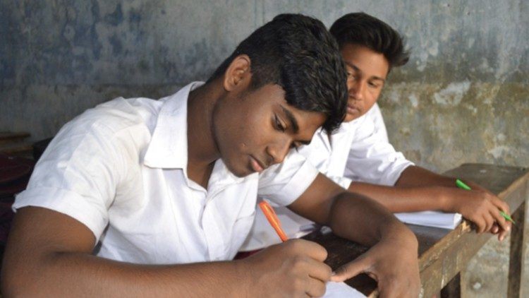 Alcuni dei ragazzi accolti e sostenuti dalla Fondazione Spe Salvi Facti Sumus