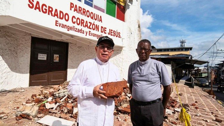 Il cardinale Rueda Aparicio a Buenaventura durante la missione di "Primo soccorso spirituale" (@Arcidiocesi di Bogot&agrave;)