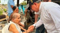 Il Primate della Colombia in visita a una delle aree colpite.