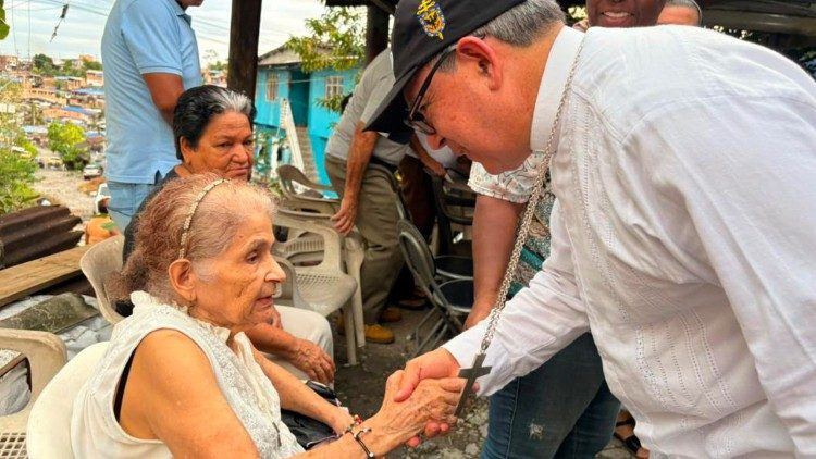 Il Primate della Colombia in visita a una delle aree colpite.