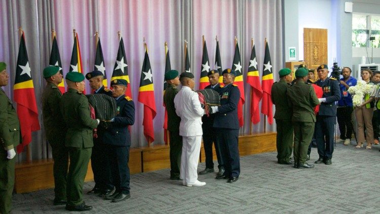 Gli onori militari per accogliere i resti dei tre vescovi