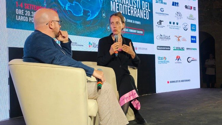 La giornalista Shelly Kittleson sul palco di Otranto