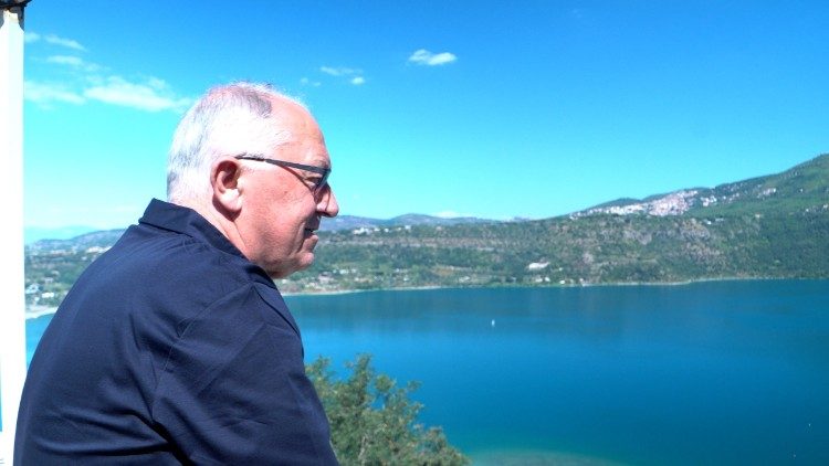 Il parroco di Castel Gandolfo ammira il lago Albano