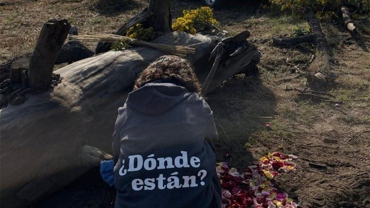 Messico, familiari di scomparsi frugano fra discariche, campi incolti e case abbandonate inseguendo brandelli di informazioni
