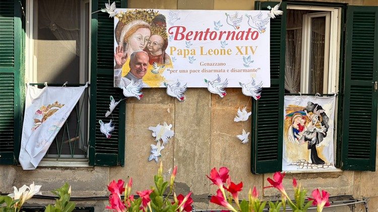Uno degli striscioni appesi per il Papa