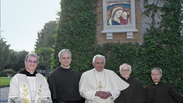 Benedetto XVI e Robert Francis Prevost, futuro Leone XIV, durante l'inaugurazione di un'immagine della Madre del Buon Consiglio nei Giardini Vaticani