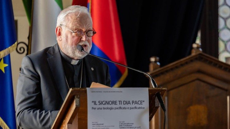 Intervento di monsignor Paul Richard Gallagher nella Sala della Conciliazione del Palazzo dei Priori, ad Assisi