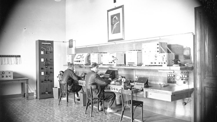 Un'immagine degli uffici di Radio Vaticana negli anni '40 