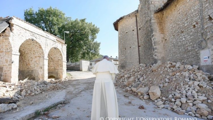 Papa Francisco durante visita a Norcia, em 2016