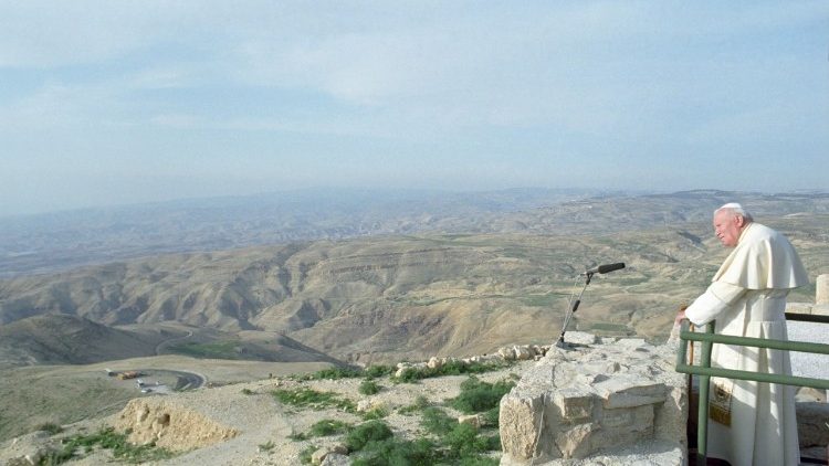 Johannes Paul II. blickt im Jahr 2000 von Jordanien aus hinüber nach Israel und Palästina