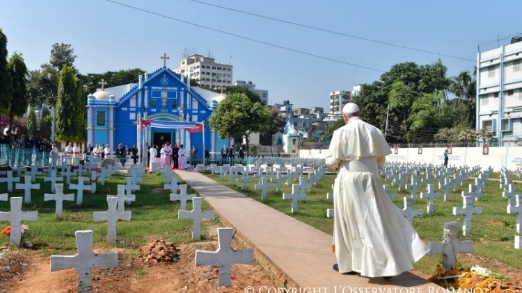 Papa Francesco in Myanmar. Visita al cimitero - Chiesa del Santo Rosario, 2 dicembre 2017